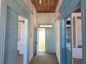 Karaburun Mordoğan'da Deniz ve Doğa Manzaralı Rum Evi +Arsa