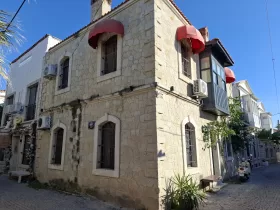 Alaçatı Çarşı Merkezinde Satılık Müstakil Taş Ev Turizm Belgeli
